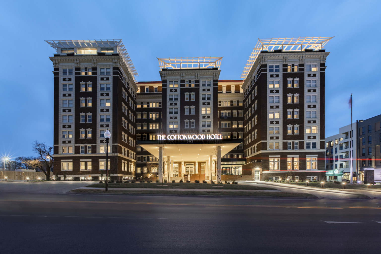 brown and white exterior of the cottonwood hotel