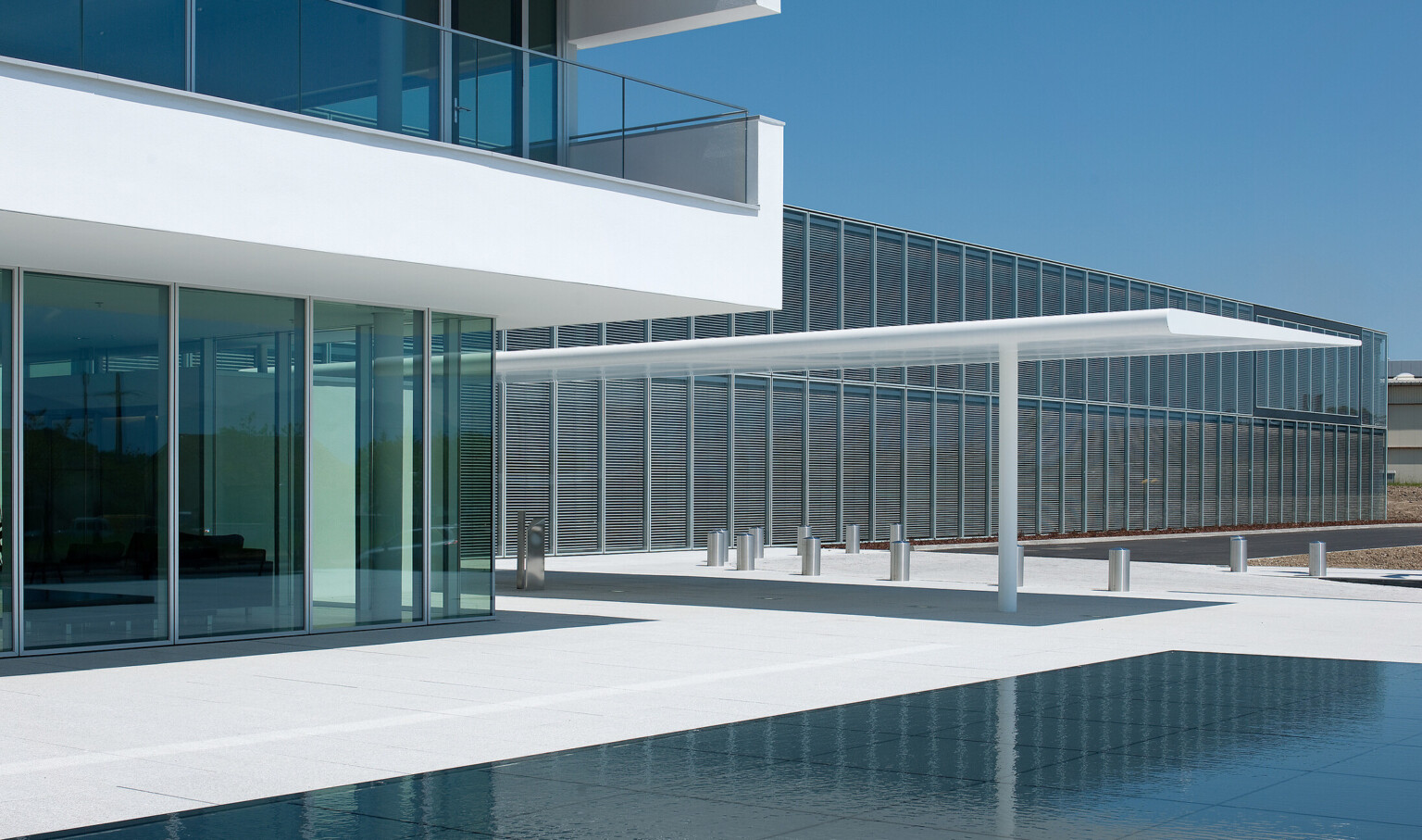 Water feature on the plaza at Parker Hannifin European Headquarters.