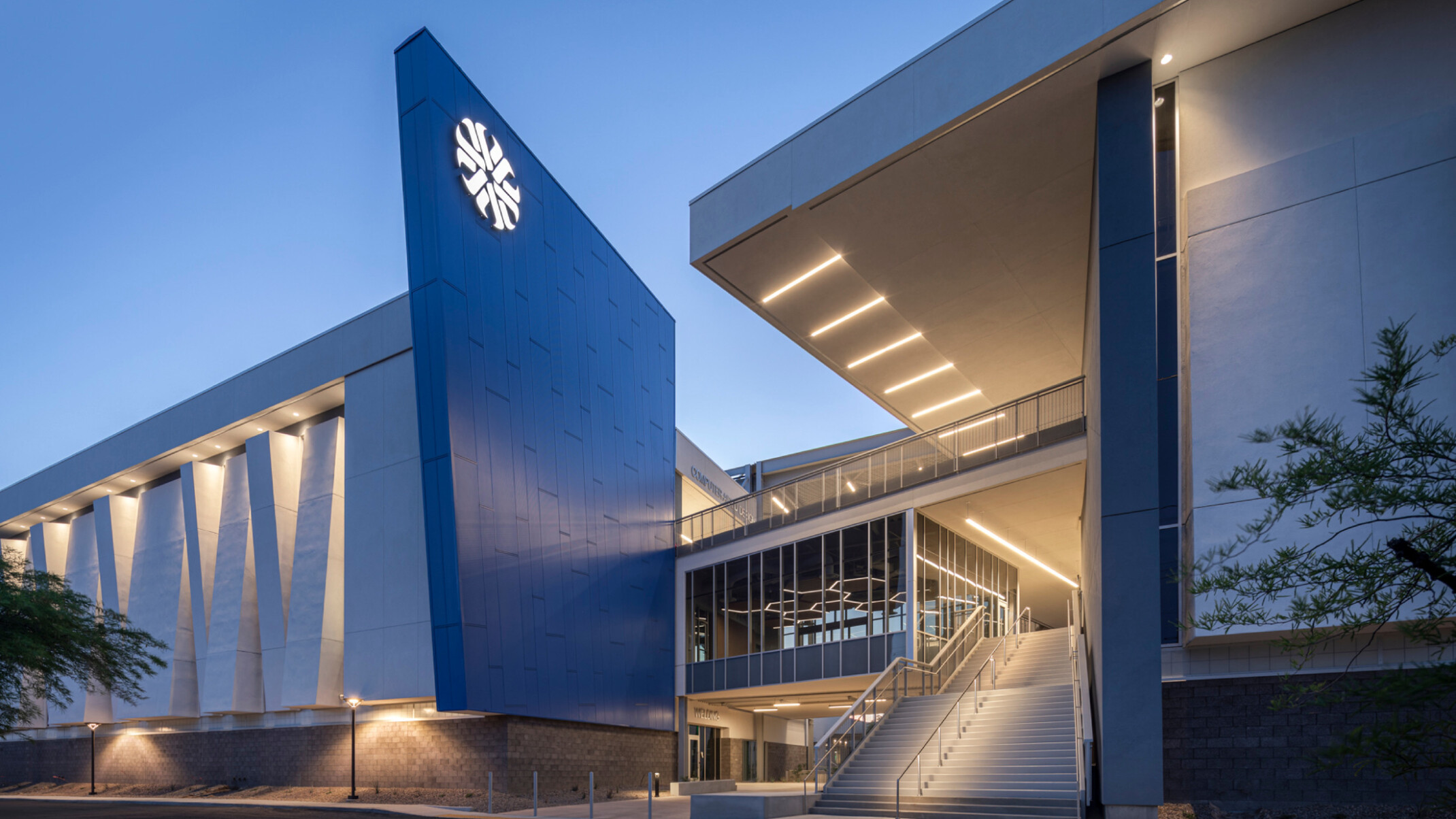 A three-story gantry crane with 30,000 SF of outdoor learning space enables movement of materials throughout the facility for unified connection between multiple pathways.