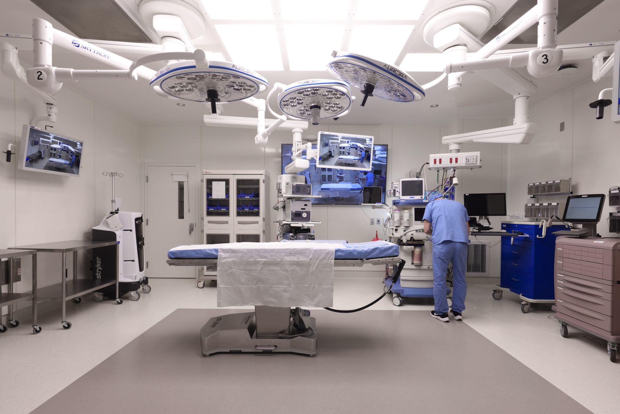 operating rom with a central table and equipment all around