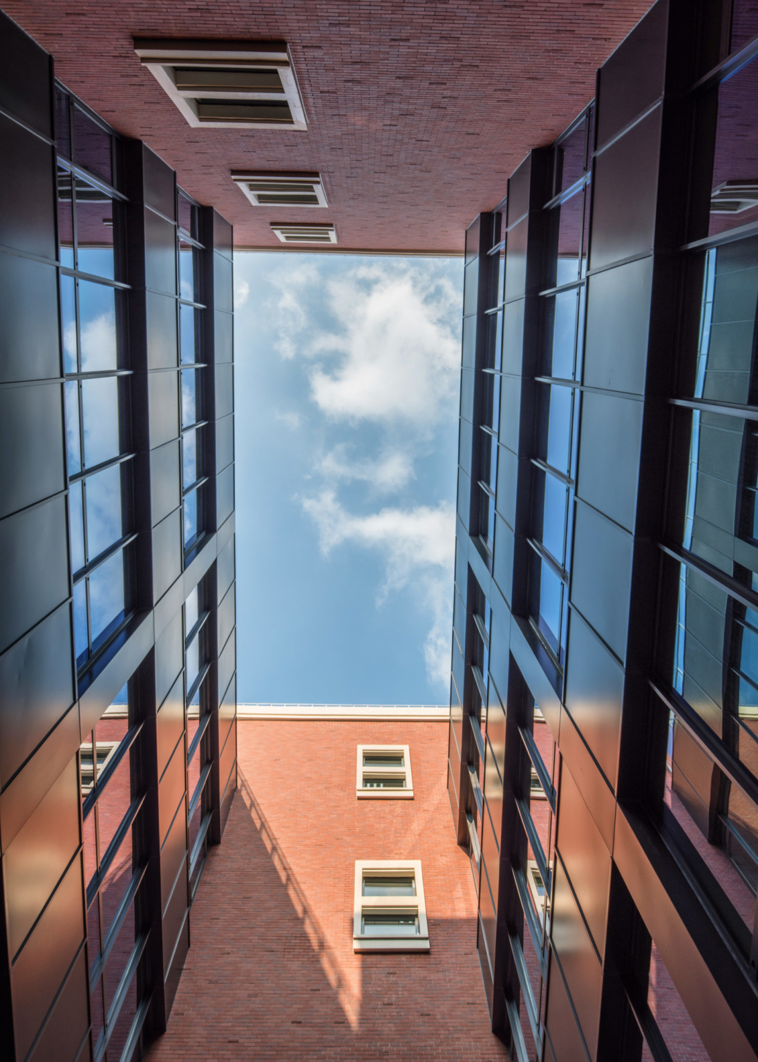 Open air atrium with view of the sky at Huili International School