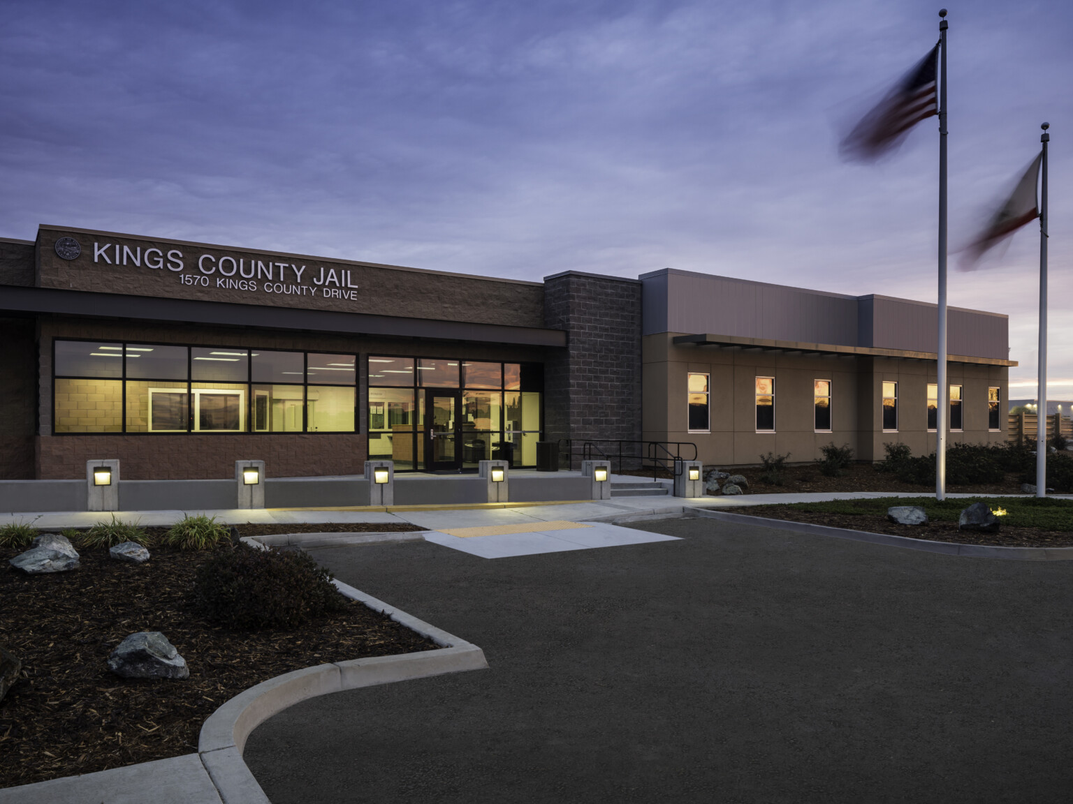 A picture of Kings County Jail at dusk